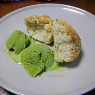 焼きたてスコーンの抹茶アイス添え